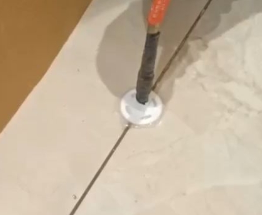 西乡瓷砖空鼓维修公司专业解答瓷砖在铺贴过程中，如果没有涂抹均匀到位的粘结材料（如水泥砂浆或瓷砖胶），可能会导致以下问题